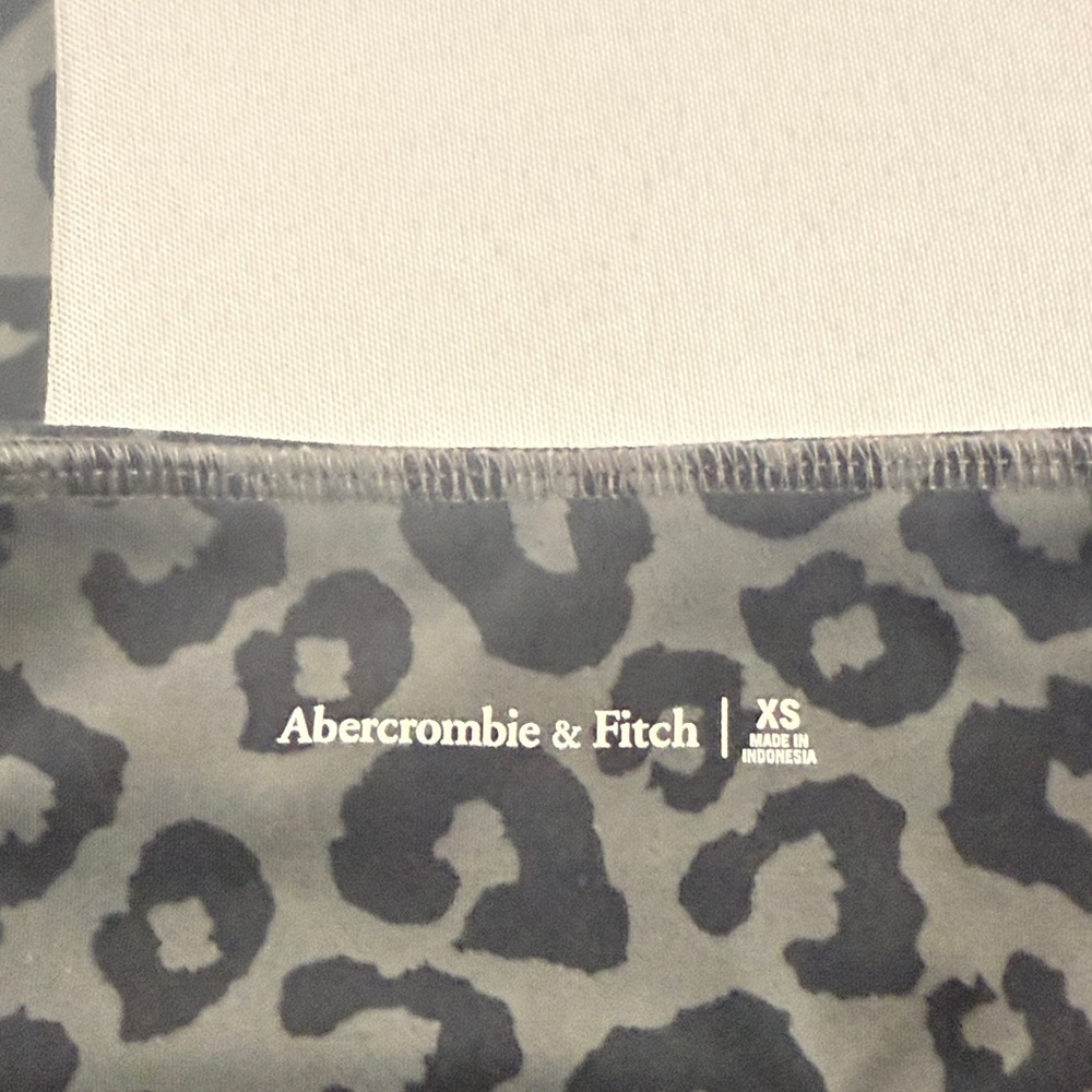 Abercrombie & Fitch Dark Patterned Leggings - image 6